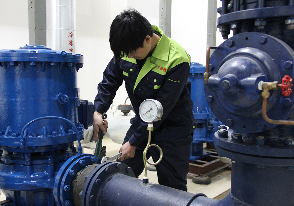 检修师傅工作中
