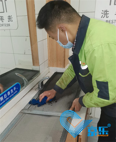 商用空调清洗需要找专业维修人员