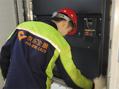 专业的中央空调维保师傅